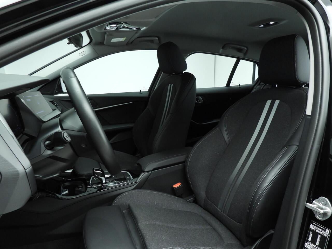 BMW 1-SERIE 5-Deurs 118i | LED | Navigatie | Sportstoelen | Clima | PDC | DAB | Hifi speakers | Alu 17 inch