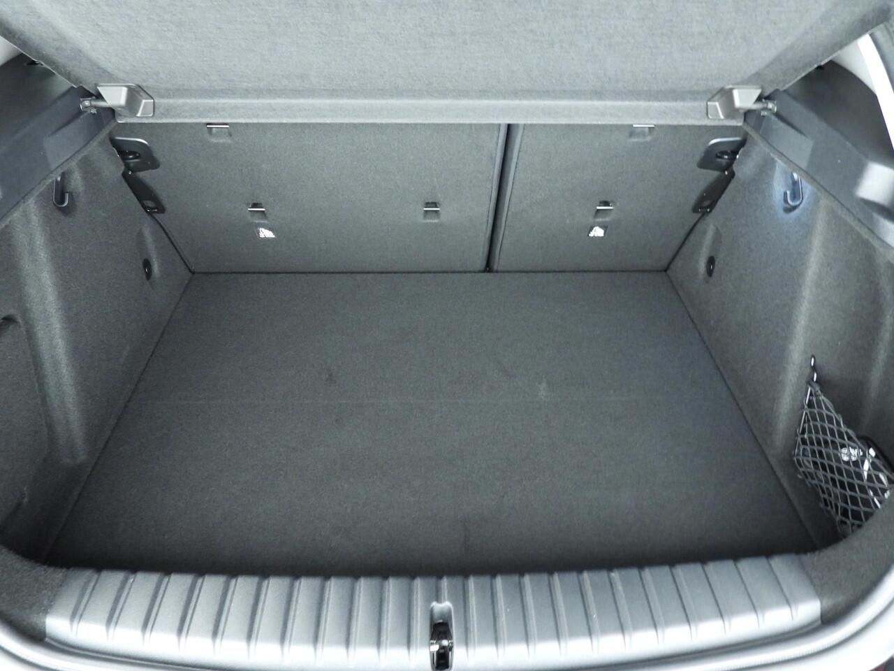 BMW 1-SERIE 5-Deurs 118i | LED | Navigatie | Sportstoelen | Clima | PDC | DAB | Hifi speakers | Alu 17 inch