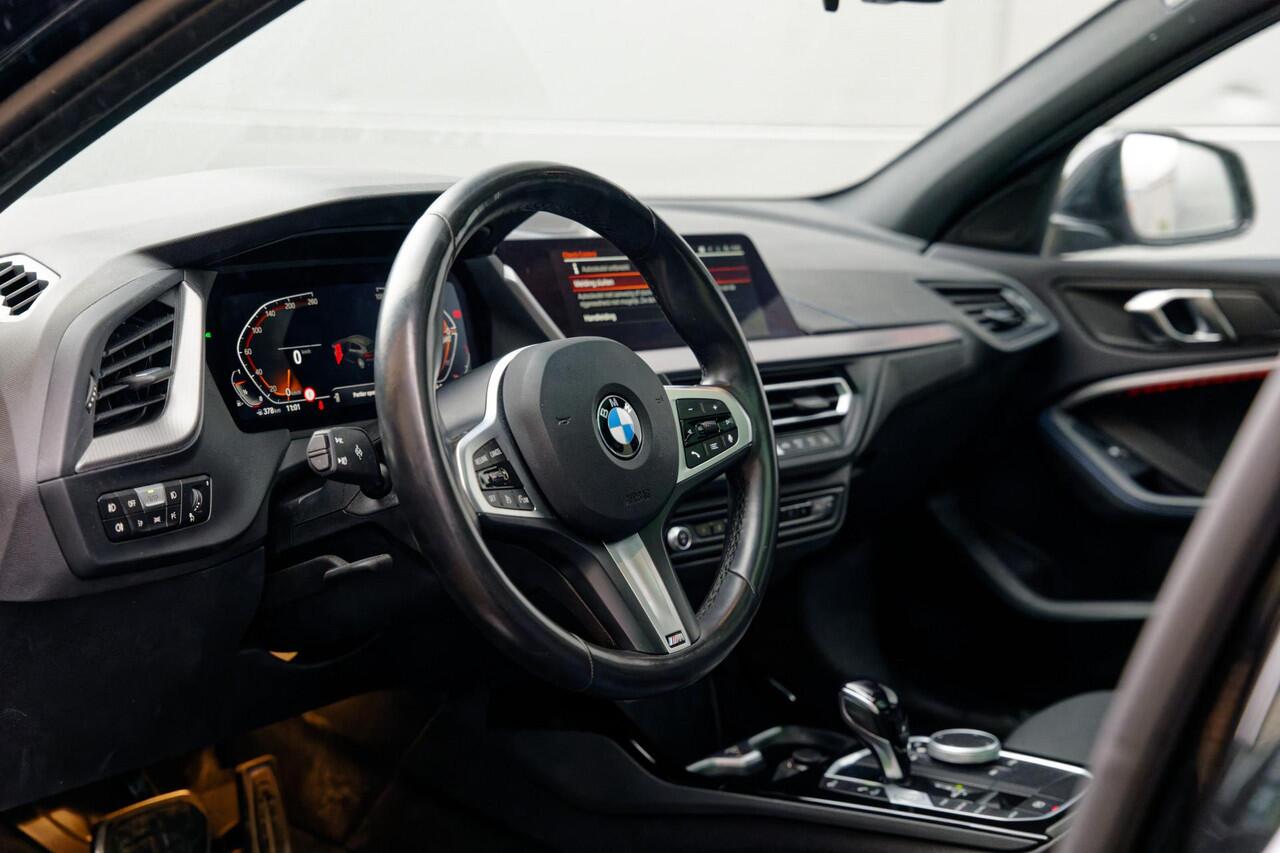 BMW 1-SERIE 118i M-Sport Panoramadak, Pro pakket, Camera, Apple Car Play