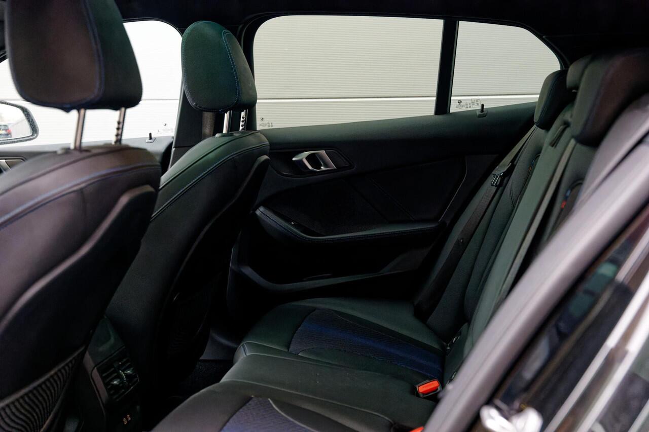 BMW 1-SERIE 118i M-Sport Panoramadak, Pro pakket, Camera, Apple Car Play