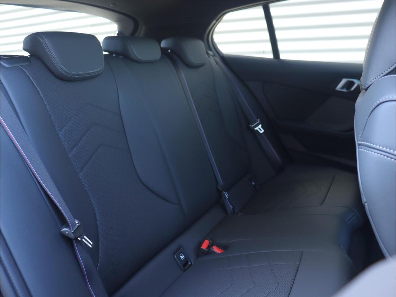 BMW 1-SERIE 5-deurs 120 | M Sportpakket Pro | Premium Pack | Panodak | Trekhaak | Harman Kardon | Verwarmbaar Stuurwiel | Comfort Access | 19'' LMV | Ekris Selection