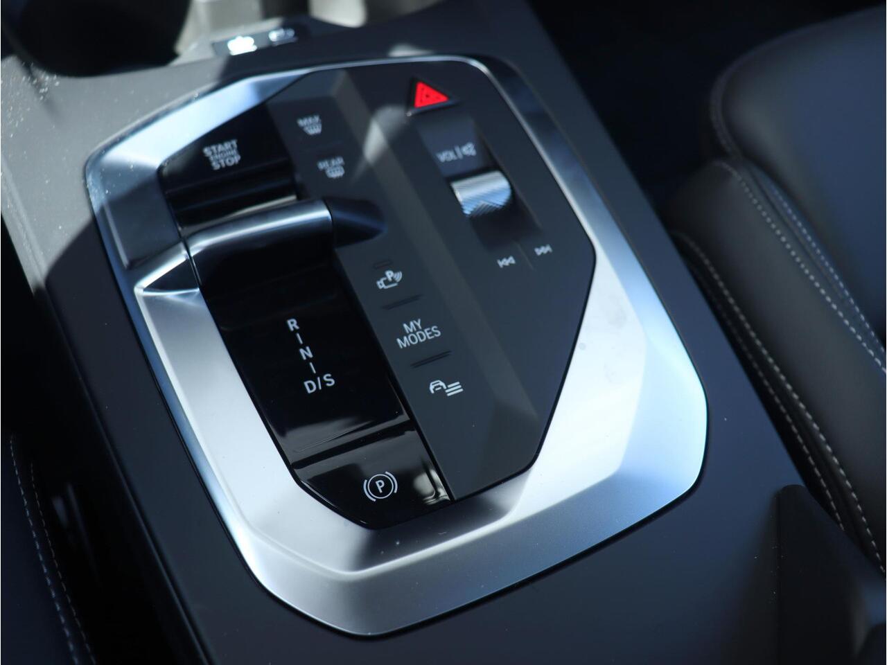 BMW 1-SERIE 5-deurs 120 | M Sportpakket Pro | Premium Pack | Panodak | Trekhaak | Harman Kardon | Verwarmbaar Stuurwiel | Comfort Access | 19'' LMV | Ekris Selection