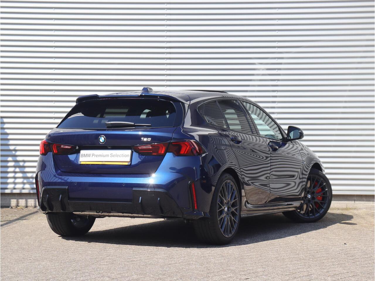 BMW 1-SERIE 5-deurs 120 | M Sportpakket Pro | Premium Pack | Panodak | Trekhaak | Harman Kardon | Verwarmbaar Stuurwiel | Comfort Access | 19'' LMV | Ekris Selection