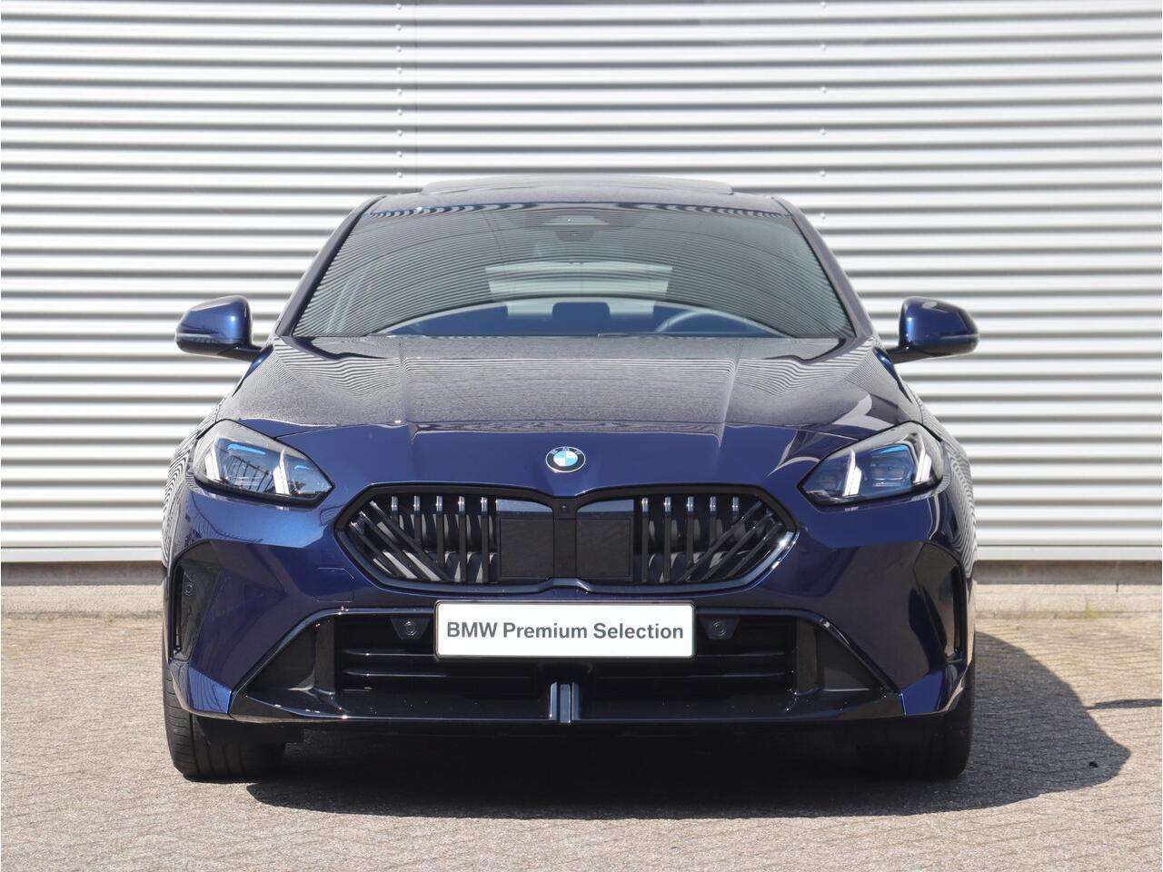 BMW 1-SERIE 5-deurs 120 | M Sportpakket Pro | Premium Pack | Panodak | Trekhaak | Harman Kardon | Verwarmbaar Stuurwiel | Comfort Access | 19'' LMV | Ekris Selection