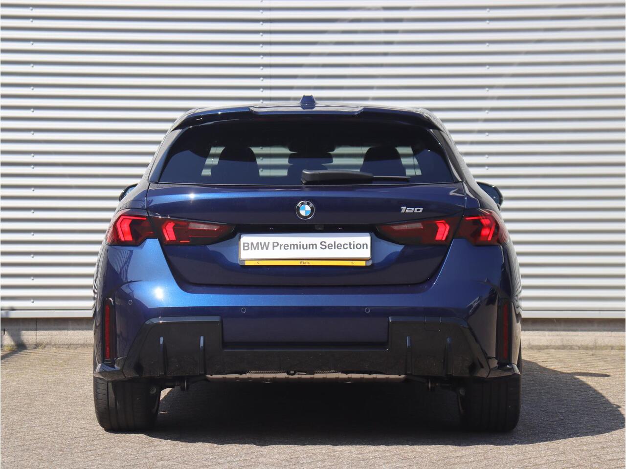 BMW 1-SERIE 5-deurs 120 | M Sportpakket Pro | Premium Pack | Panodak | Trekhaak | Harman Kardon | Verwarmbaar Stuurwiel | Comfort Access | 19'' LMV | Ekris Selection