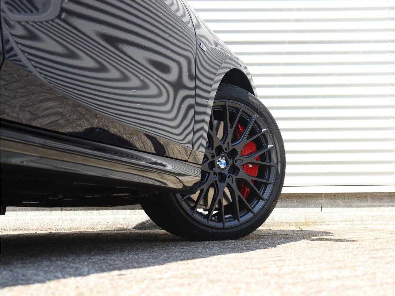 BMW 1-SERIE 5-deurs 120 | M Sportpakket Pro | Premium Pack | Panodak | Trekhaak | Harman Kardon | Verwarmbaar Stuurwiel | Comfort Access | 19'' LMV | Ekris Selection