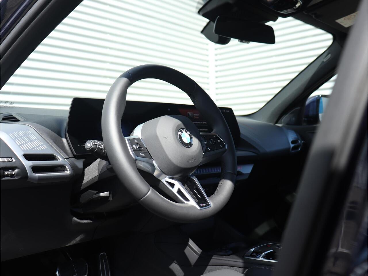 BMW 1-SERIE 5-deurs 120 | M Sportpakket Pro | Premium Pack | Panodak | Trekhaak | Harman Kardon | Verwarmbaar Stuurwiel | Comfort Access | 19'' LMV | Ekris Selection