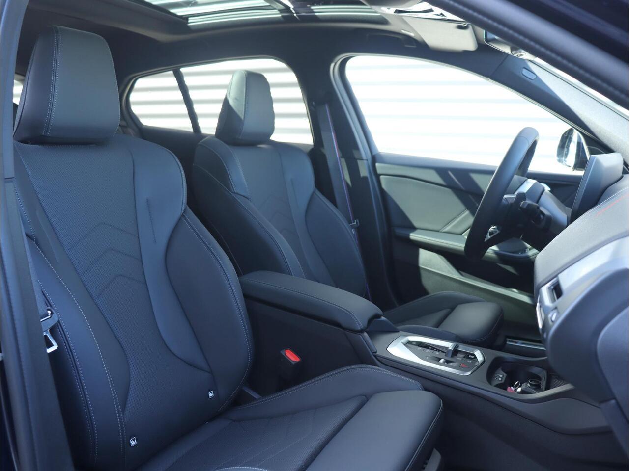 BMW 1-SERIE 5-deurs 120 | M Sportpakket Pro | Premium Pack | Panodak | Trekhaak | Harman Kardon | Verwarmbaar Stuurwiel | Comfort Access | 19'' LMV | Ekris Selection