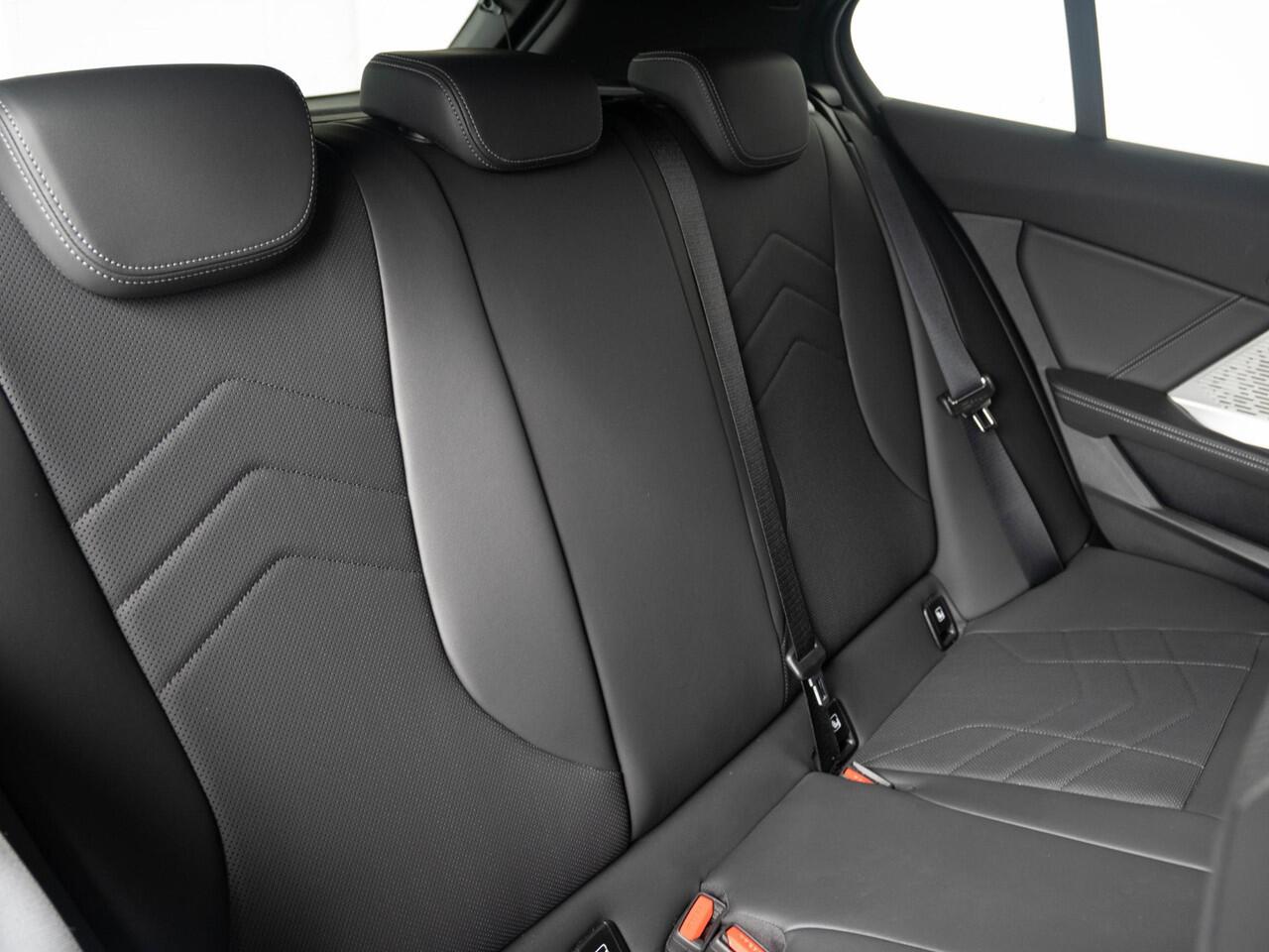 BMW 1-SERIE 120 | M Sportpakket | Premium Pack | Comfort Access | Verwarmd Stuurwiel | Stoelverwarming | 18'' | Ekris Selection