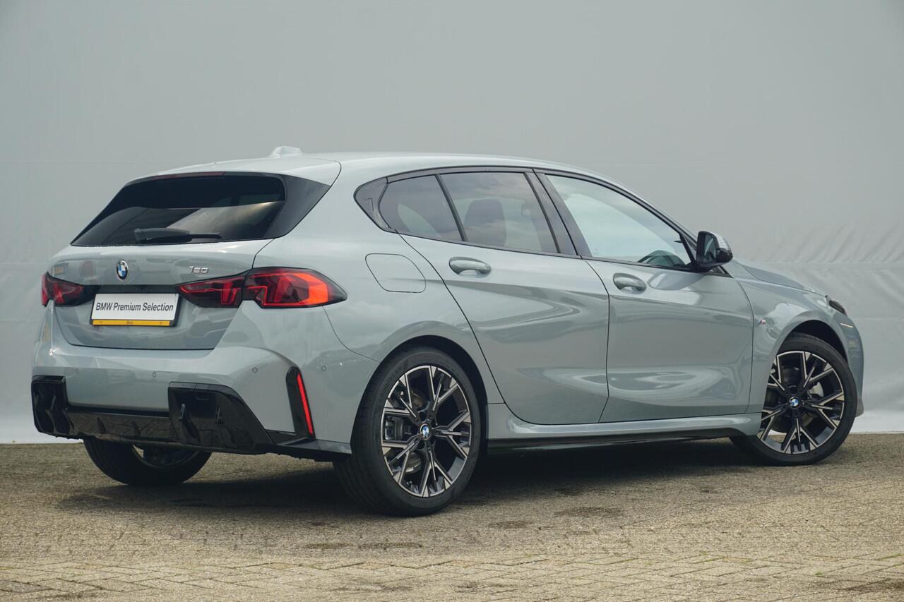 BMW 1-SERIE 120 M Sportpakket 18'' / Adaptief onderstel / Parking Assistant / Verwarmde voorstoelen