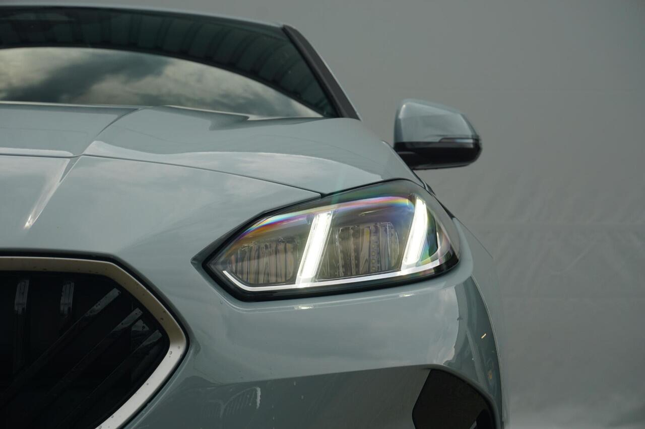 BMW 1-SERIE 120 M Sportpakket 18'' / Adaptief onderstel / Parking Assistant / Verwarmde voorstoelen