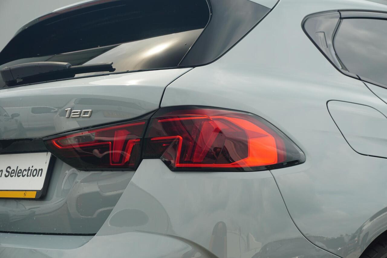 BMW 1-SERIE 120 M Sportpakket 18'' / Adaptief onderstel / Parking Assistant / Verwarmde voorstoelen