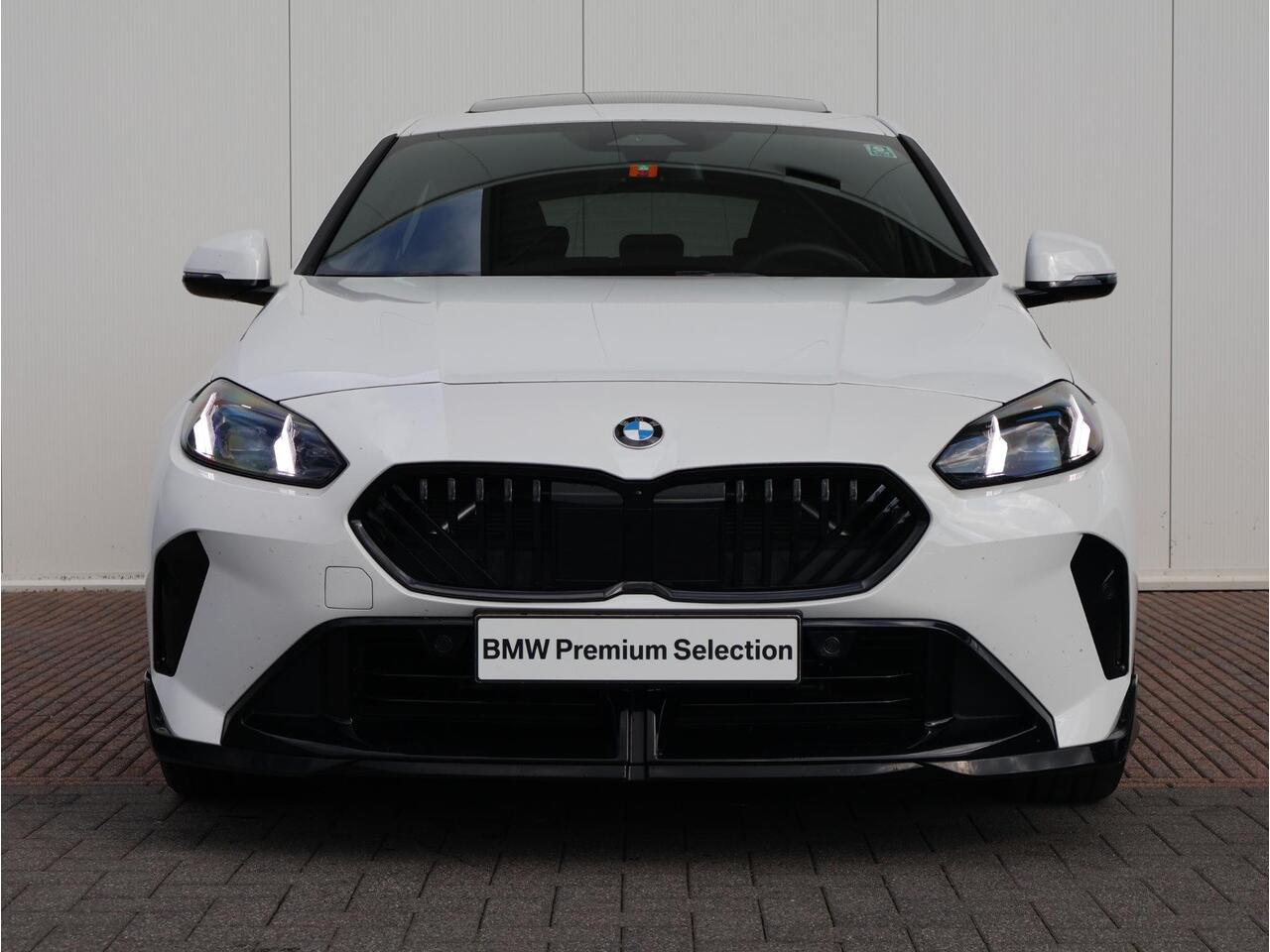 BMW 1-SERIE 120 M Sportpakket Pro / Premium Pack / Harman Kardon / Extra Getint Glas / 19'' M-Performance / M-Performance frontsplitter / | Ekris Selection