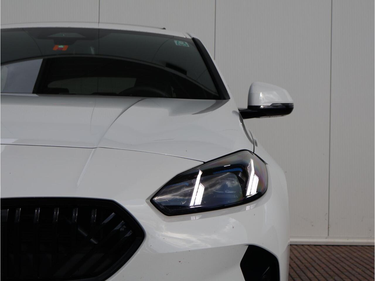 BMW 1-SERIE 120 M Sportpakket Pro / Premium Pack / Harman Kardon / Extra Getint Glas / 19'' M-Performance / M-Performance frontsplitter / | Ekris Selection