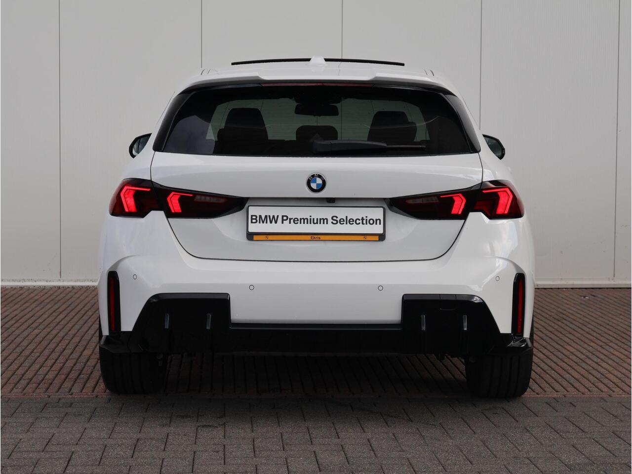 BMW 1-SERIE 120 M Sportpakket Pro / Premium Pack / Harman Kardon / Extra Getint Glas / 19'' M-Performance / M-Performance frontsplitter / | Ekris Selection