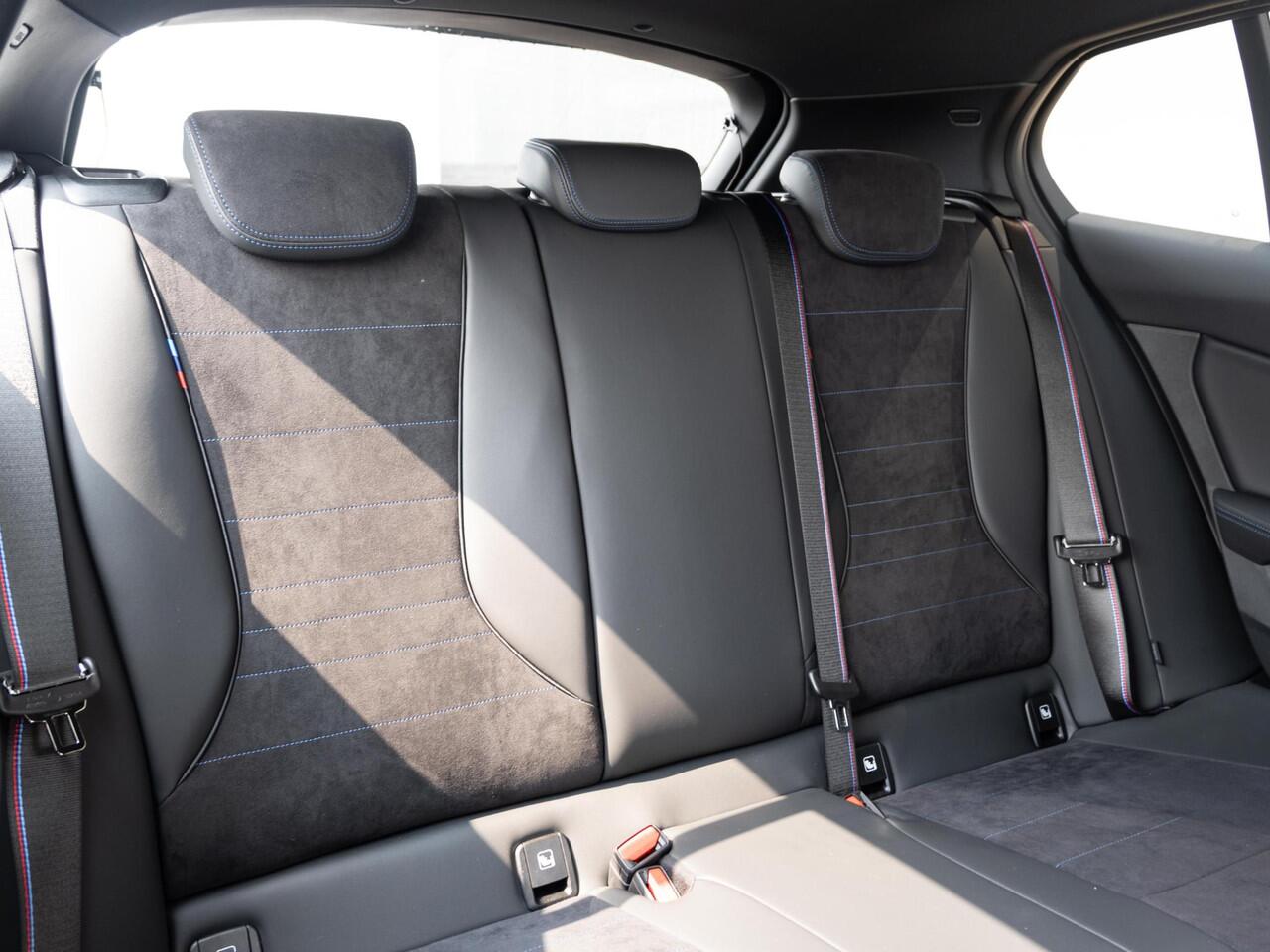 BMW 1-SERIE 120 | M Sportpakket Pro | Premium Pack | Verwarmd Stuurwiel | Comfort Access | Achteruitrijcamera | Stoelverwarming | Harman-Kardon | Ekris Selection