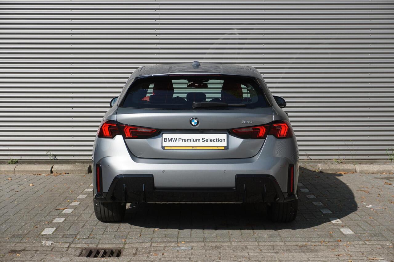BMW 1-SERIE 5-deurs 120 M Sportpakket Executive | Innovation Pack | Harman-Kardon | Head-Up Display
