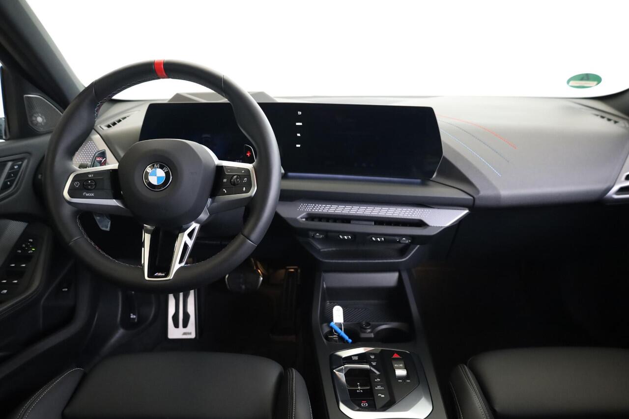 BMW 1-SERIE 5-deurs M135 xDrive | Innovation Pack | Stoelen-Pack