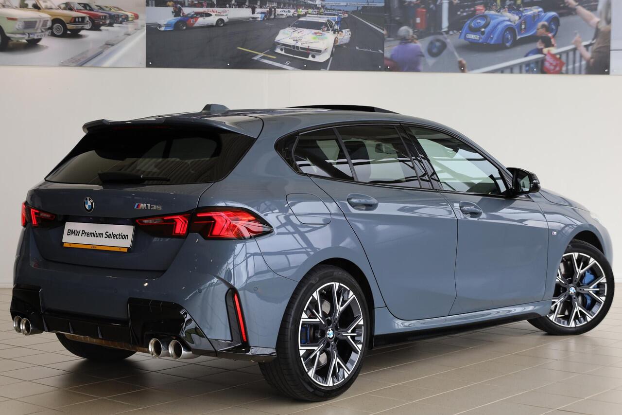 BMW 1-SERIE 5-deurs M135 xDrive | Innovation Pack | Stoelen-Pack