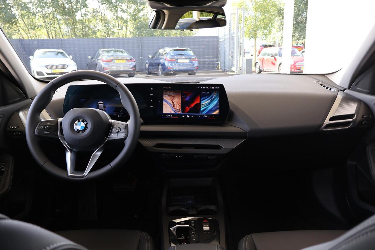 BMW 1-SERIE 120 M Sport Design Edition | Premium Pack | Voorstoelen Verwarmd | Stuurwiel Verwarmd