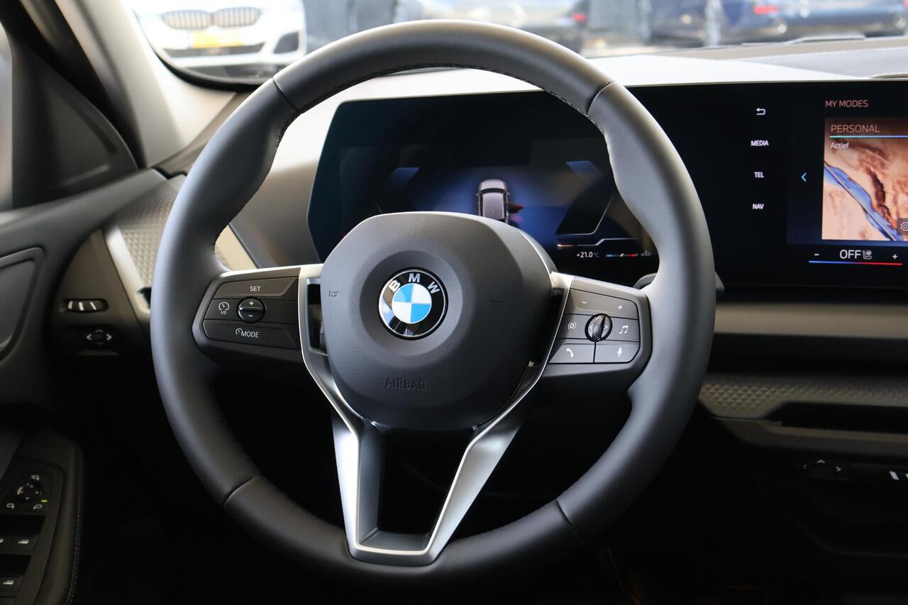 BMW 1-SERIE 120 M Sport Design Edition | Premium Pack | Voorstoelen Verwarmd | Stuurwiel Verwarmd