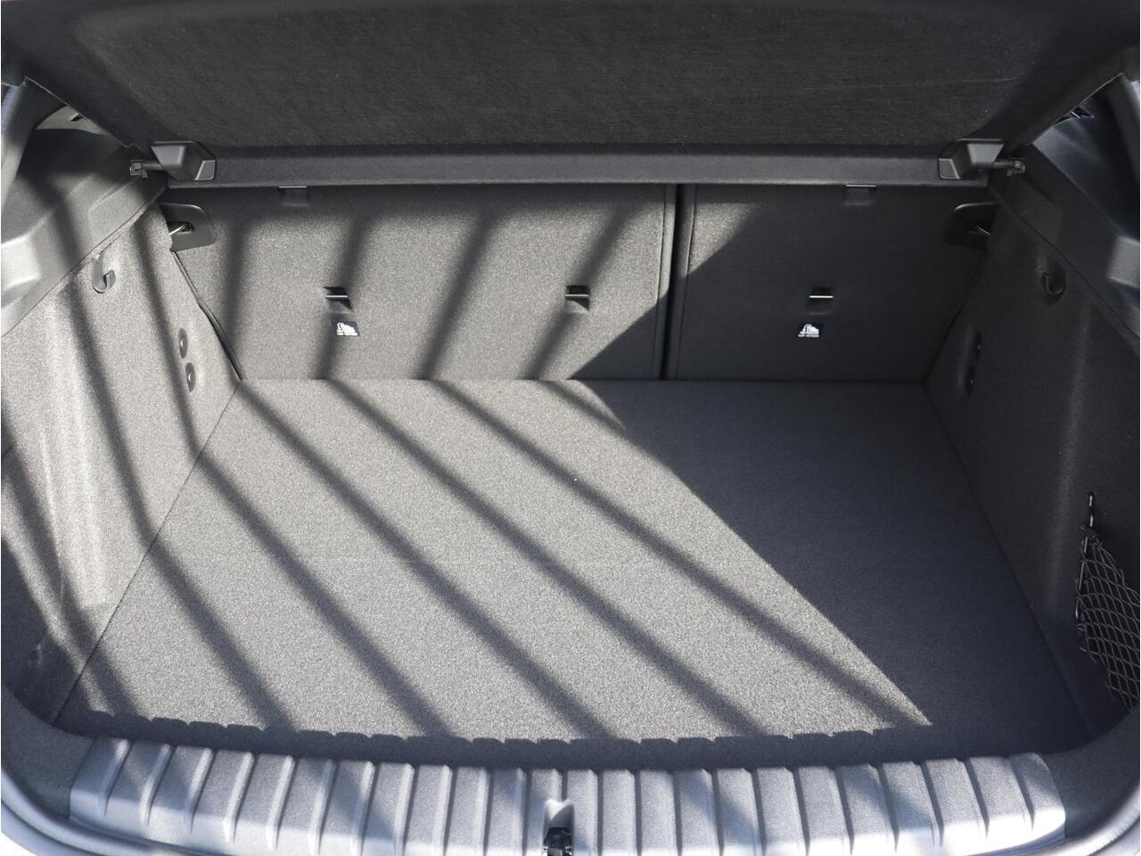 BMW 1-SERIE 5-deurs 120 | M Sportpakket | Panodak | Getint Glas | Camera | Sportstoelen | Climate Control | Verwambare Voorstoelen | 18'' LMV