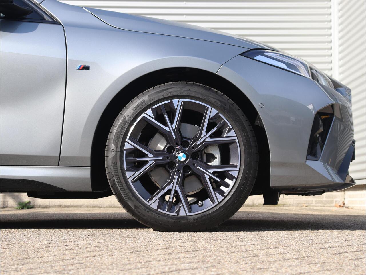 BMW 1-SERIE 5-deurs 120 | M Sportpakket | Panodak | Getint Glas | Camera | Sportstoelen | Climate Control | Verwambare Voorstoelen | 18'' LMV