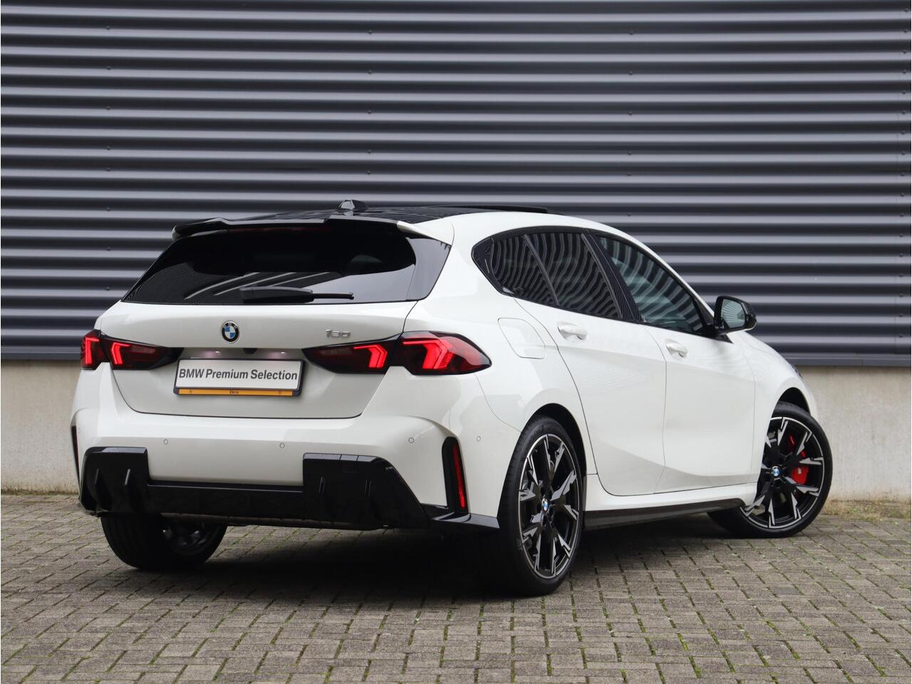 BMW 1-SERIE 5-deurs 120 | M Sportpakket Pro | Panodak | Harman Kardon | Getint Glas | Comfort Access | Driving Assistant Plus | Elektr. Achterklep | 19'' LMV