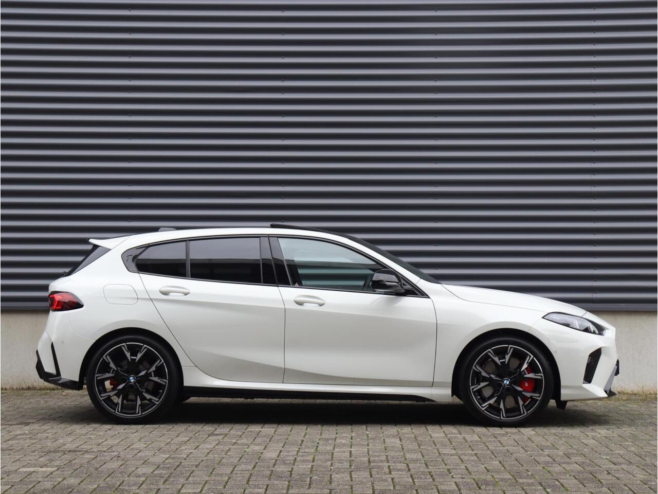 BMW 1-SERIE 5-deurs 120 | M Sportpakket Pro | Panodak | Harman Kardon | Getint Glas | Comfort Access | Driving Assistant Plus | Elektr. Achterklep | 19'' LMV