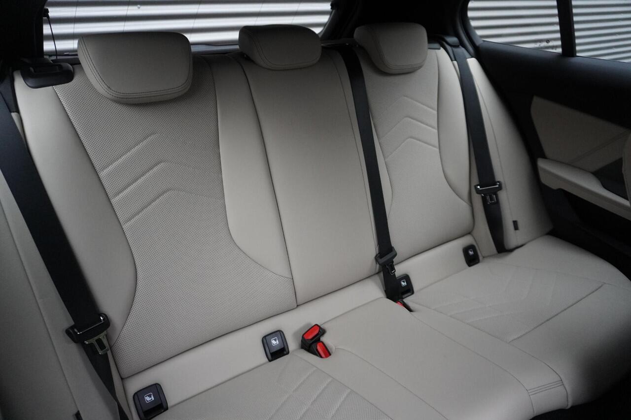 BMW 1-SERIE 5-deurs 120 M Sportpakket | Harman Kardon | Elektr. Achterklep | Draadloze Lader | Comfort Acces | Verwarmd Stuur | Verwarmde Voorstoelen