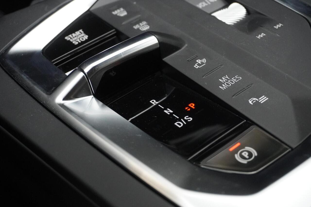 BMW 1-SERIE 5-deurs 120 M Sportpakket | Harman Kardon | Elektr. Achterklep | Draadloze Lader | Comfort Acces | Verwarmd Stuur | Verwarmde Voorstoelen