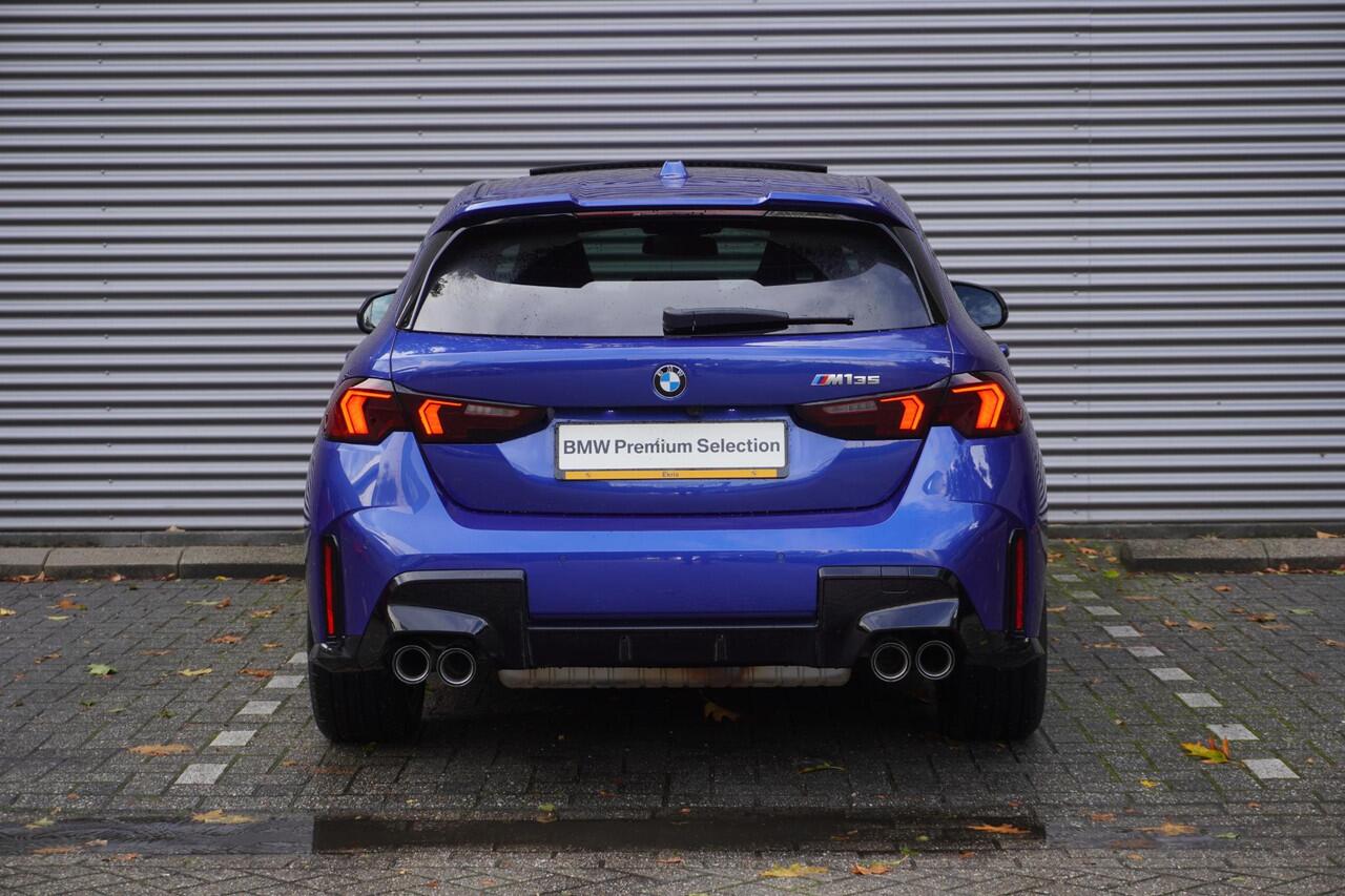 BMW 1-SERIE M135 xDrive M Sportpakket Pro | Glazen Panoramadak | BMW Head-Up Display | Harman-Kardon sound system | Comfort Access | M Adaptief onderstel