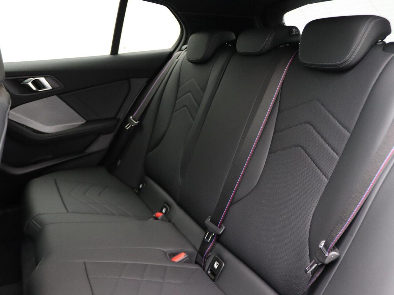 BMW 1-SERIE 120 M Sportpakket Pro | Premium Pack | Stuurwielrand Verwarmd | M Adaptief onderstel | Comfort Access | Panoramadak | Elektrisch Verstelbare Sportstoelen | Driving Assistant Plus | Harman Kardon | 18''