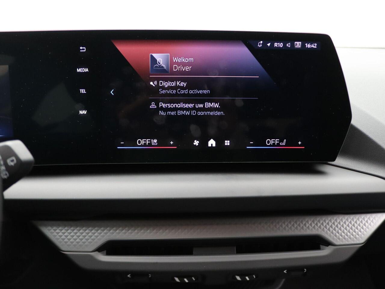 BMW 1-SERIE 120 M Sport Design | Premium Pack | Stuurwielrand Verwarmd | Achteruitrijcamera | Driving Assistant | Parking Assistant | Harman Kardon | 18''