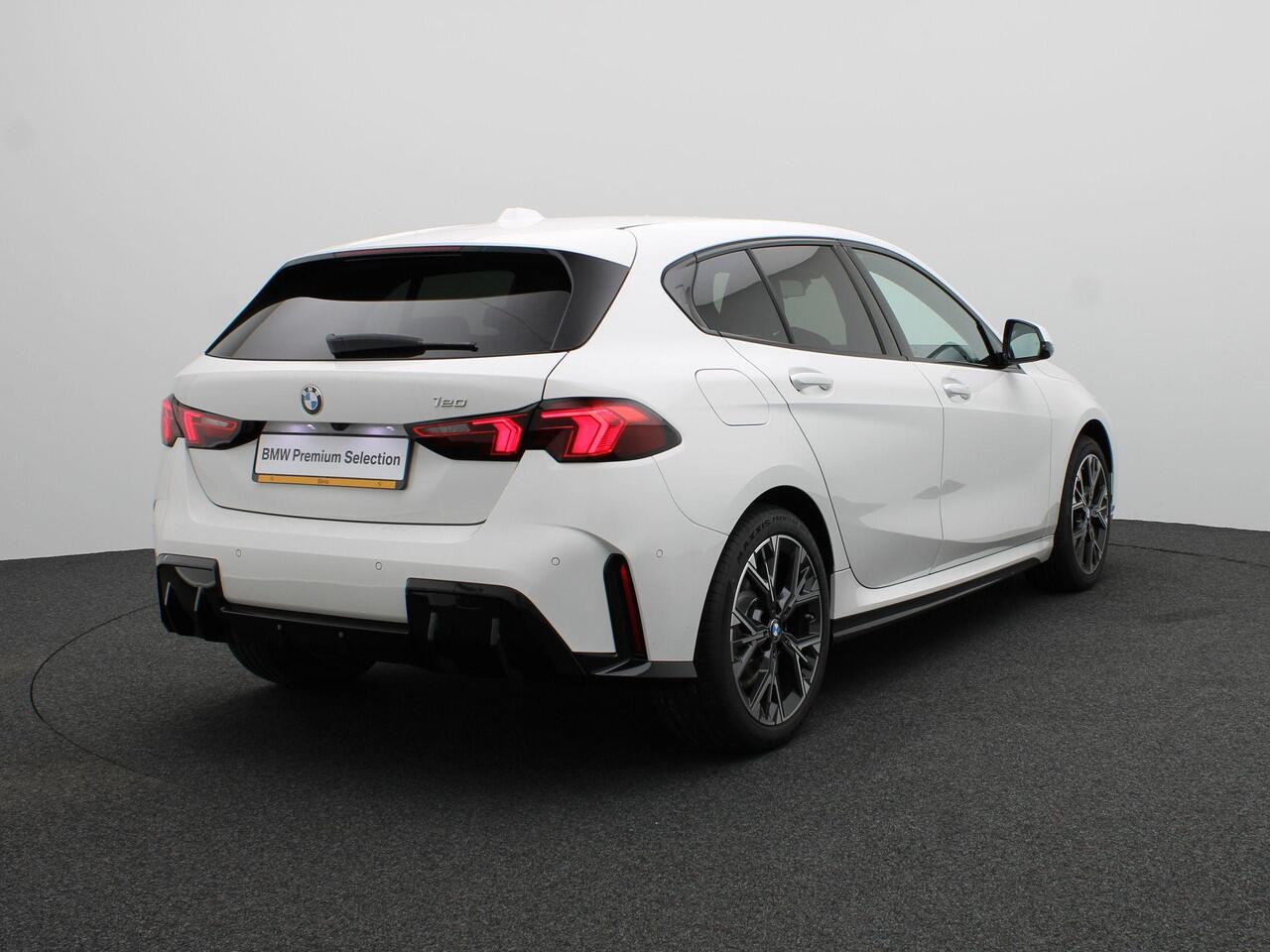 BMW 1-SERIE 120 M Sport Design | Premium Pack | Stuurwielrand Verwarmd | Achteruitrijcamera | Driving Assistant | Parking Assistant | Harman Kardon | 18''