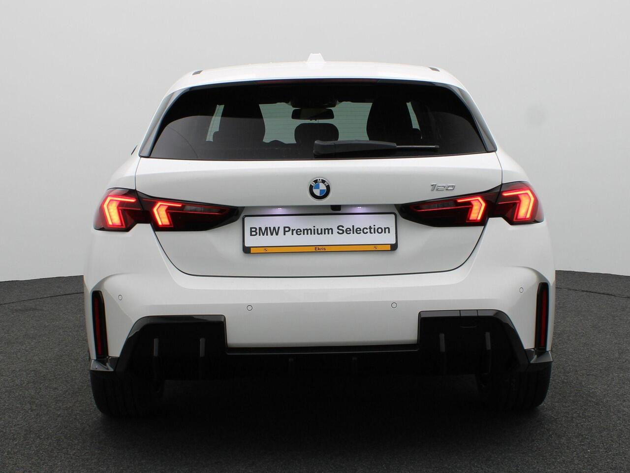 BMW 1-SERIE 120 M Sport Design | Premium Pack | Stuurwielrand Verwarmd | Achteruitrijcamera | Driving Assistant | Parking Assistant | Harman Kardon | 18''