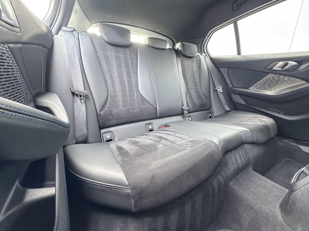 BMW 1-SERIE 120 i M-Sport Pro 19 Inch / Adaptief M Onderstel / Stoelverwarming / Driving Assistant