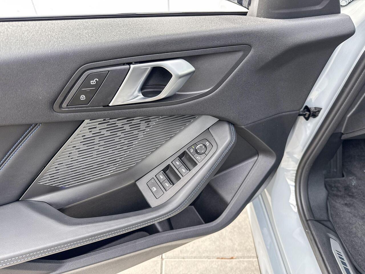 BMW 1-SERIE 120 i M-Sport Pro 19 Inch / Adaptief M Onderstel / Stoelverwarming / Driving Assistant