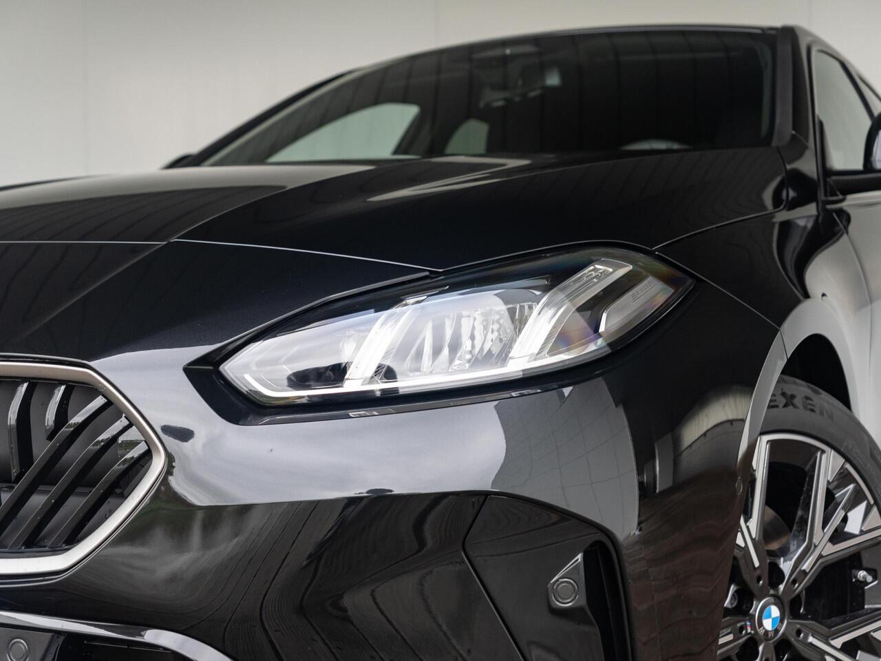 BMW 1-SERIE 120 | M Sportpakket | Verwarmd Stuurwiel | Panoramadak | Achteruitrijcamera | Stoelverwarming | Harman-Kardon | 18''