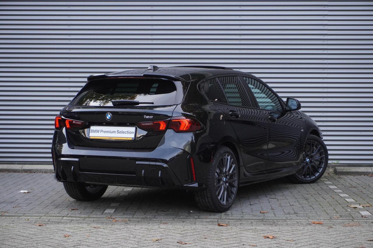 BMW 1-SERIE 5-deurs 120 M Sportpakket Pro | Panoramadak elektrisch | Driving Assistant | Head-Up Display | Adaptief M-onderstel