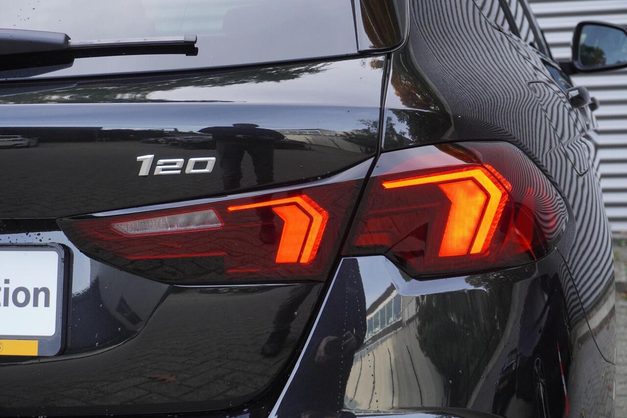 BMW 1-SERIE 5-deurs 120 M Sportpakket Pro | Panoramadak elektrisch | Driving Assistant | Head-Up Display | Adaptief M-onderstel