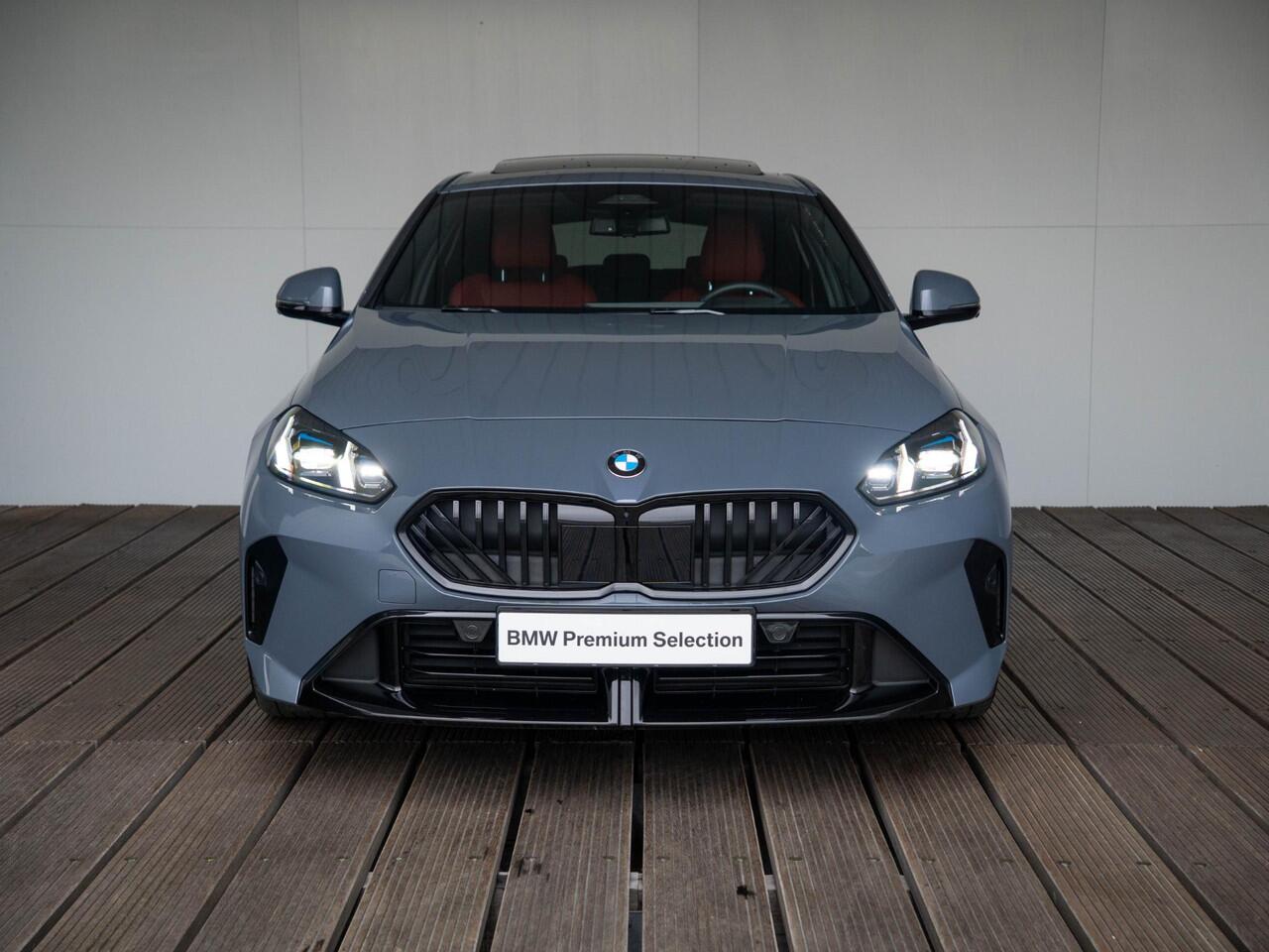 BMW 1-SERIE 120 | M Sportpakket Pro | Innovation Pack | Verwarmd Stuurwiel | Comfort Access | Panoramadak | Head-Up Display | 18''