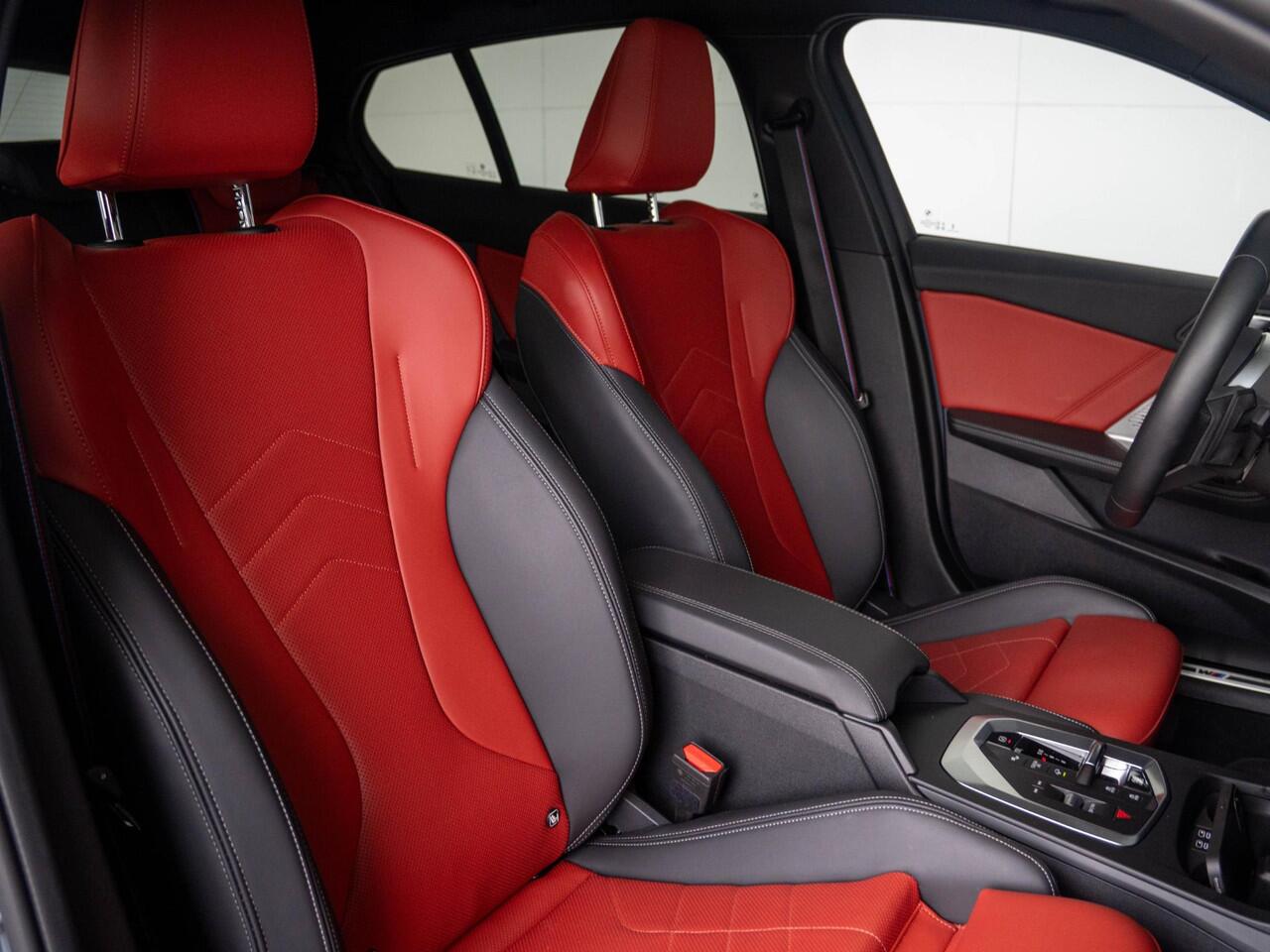 BMW 1-SERIE 120 | M Sportpakket Pro | Innovation Pack | Verwarmd Stuurwiel | Comfort Access | Panoramadak | Head-Up Display | 18''