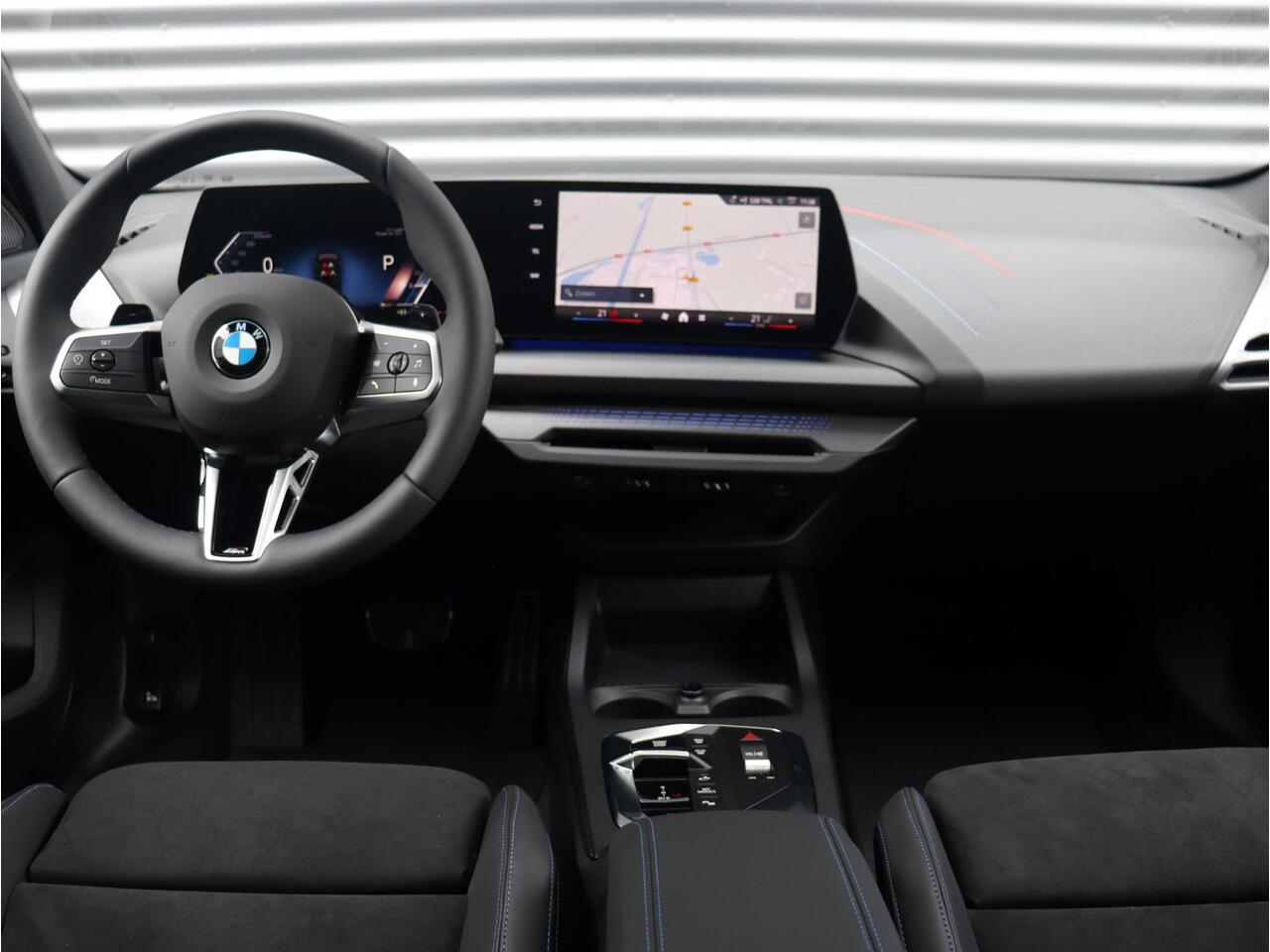 BMW 1-SERIE 120 | M Sportpakket Pro | Panodak | Harman Kardon | Driving Assistant | Achteruitrijcamera | Comfort Access | 19'' LMV
