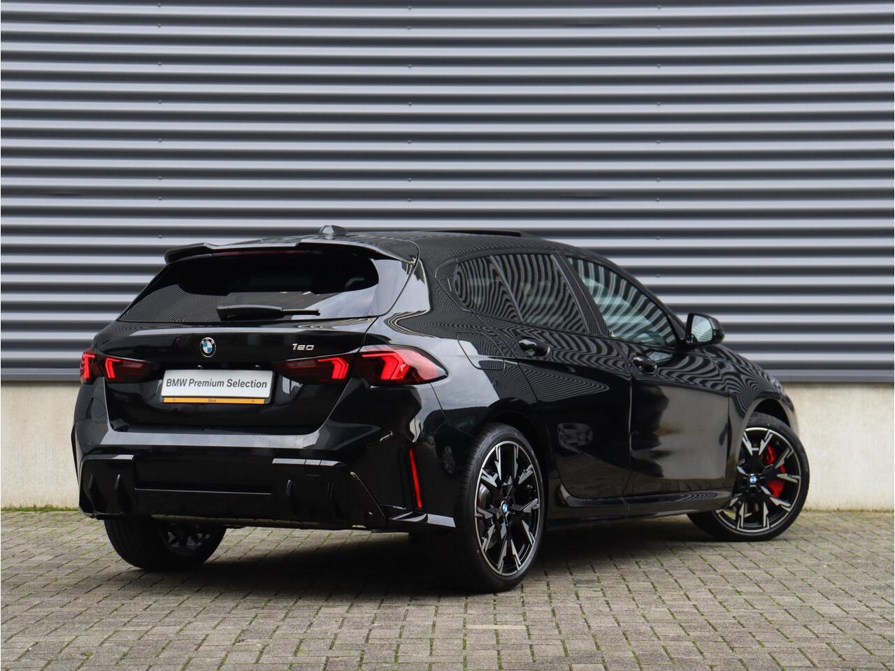 BMW 1-SERIE 120 | M Sportpakket Pro | Panodak | Harman Kardon | Driving Assistant | Achteruitrijcamera | Comfort Access | 19'' LMV