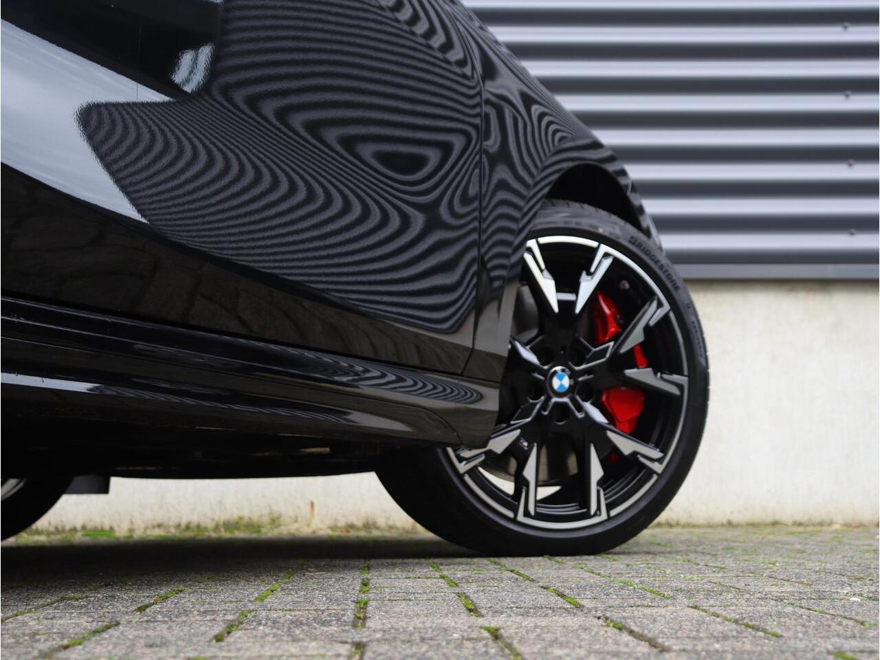 BMW 1-SERIE 120 | M Sportpakket Pro | Panodak | Harman Kardon | Driving Assistant | Achteruitrijcamera | Comfort Access | 19'' LMV