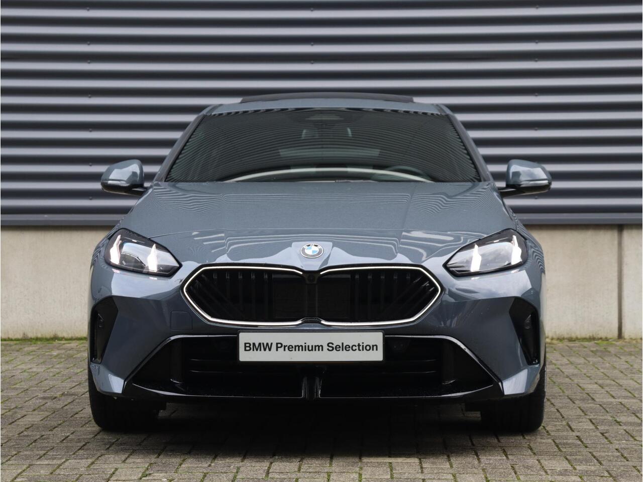 BMW 1-SERIE 120 | M Sportpakket Pro | Panodak | Harman Kardon | Head-Up | Driving Assistant Plus | Parking Assistant Plus | Elektr. Voorstoelen | Comfort Access | 19'' LMV