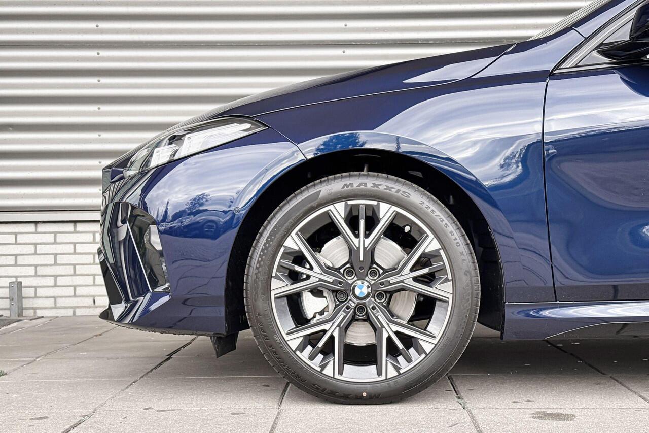 BMW 1-SERIE 120 M Sport Design / Premium Pack / Comfort Access / Achteruitrijcamera / Extra getint glas / Elektrisch verwarmde voorstoelen