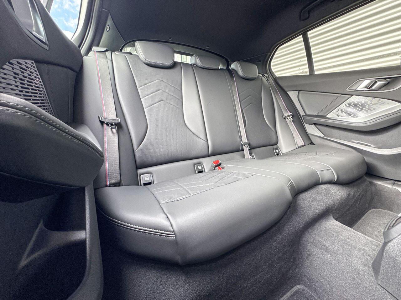 BMW 1-SERIE 120 M Sportpakket Pro / Premium Pack / Getinte ruiten / Stuurwielrand verwarmd / Comfort Access / Achteruitrijcamera / Driving Assistant