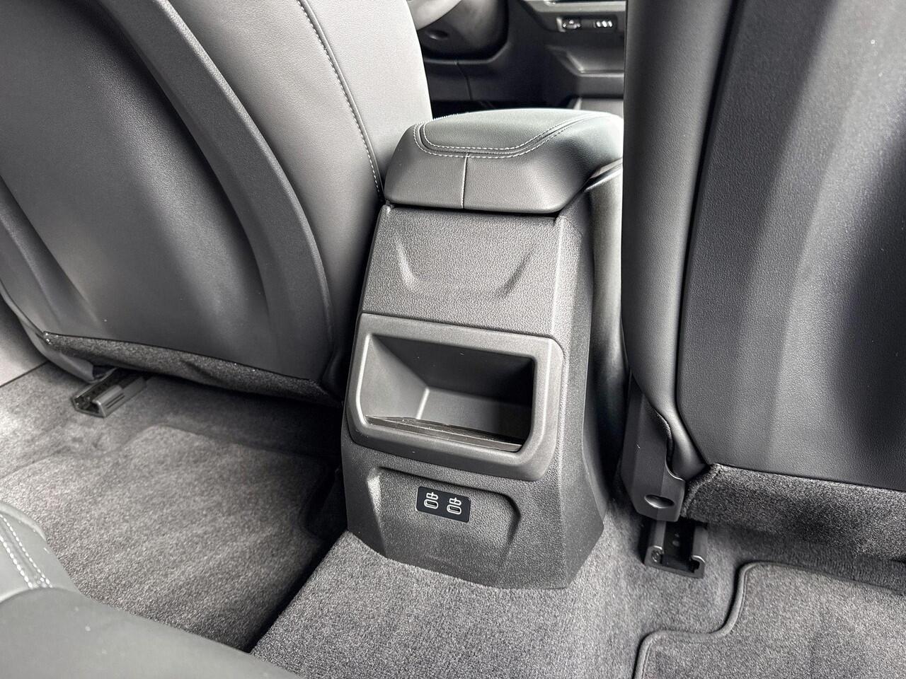 BMW 1-SERIE 120 M Sportpakket Pro / Premium Pack / Getinte ruiten / Stuurwielrand verwarmd / Comfort Access / Achteruitrijcamera / Driving Assistant